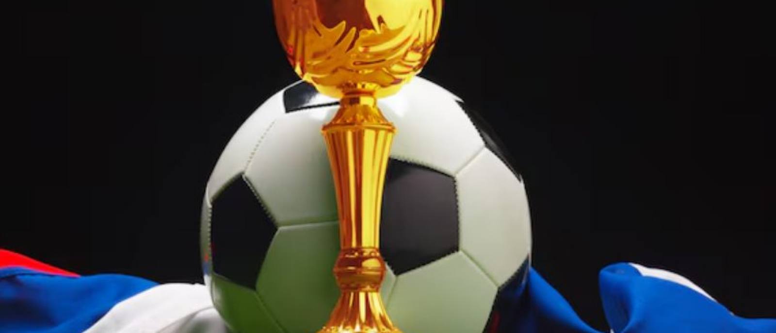bsports必一运动(中国区)官方网站首屏主视觉：绿茵场上的足球与生活